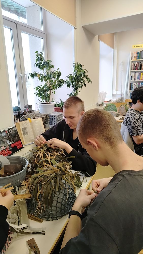 Мастер-класс по плетению маскировочных нашлемников Мастер-класс по плетению маскировочных нашлемников