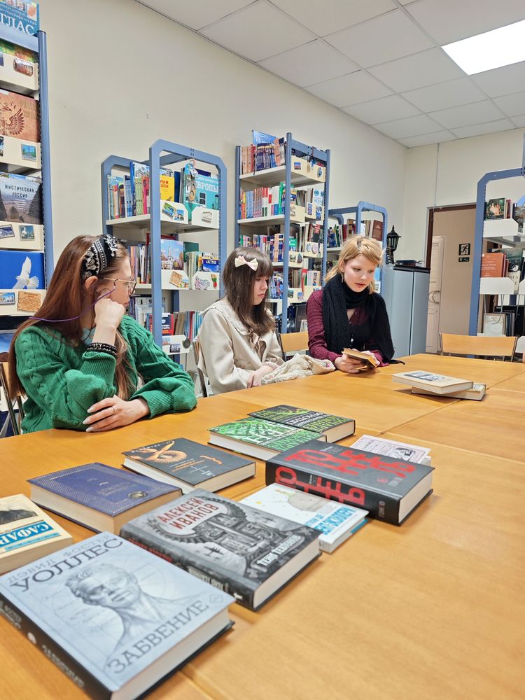 Участник встречи рассказывает о книге Участник встречи рассказывает о книге