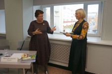 И.В. Розина передает издания в дар Центральной библиотеке Сургута