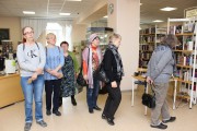 Посетители на выставке книг Гранина