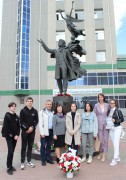 Н.В. Жукова с преподавателями и студентами филфака СурГПУ