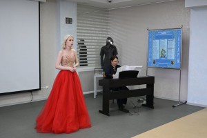 Студентка Сургутского колледжа русской культуры исполняет русскую народную песню