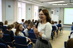 Ведущий встречи Анна Сергеевна Бурыкина общается с активными участниками диспута