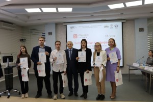 Юрий Александрович Дворяшин и дипломанты читательской конференции