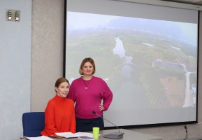 Страноведческая гостиная, ведущий клуба Ирина Юхно (справа)  и спикер Екатерина Исаева