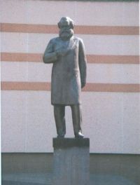 Открыт памятник Карлу Марксу, самый первый памятник в Сургуте (1967)